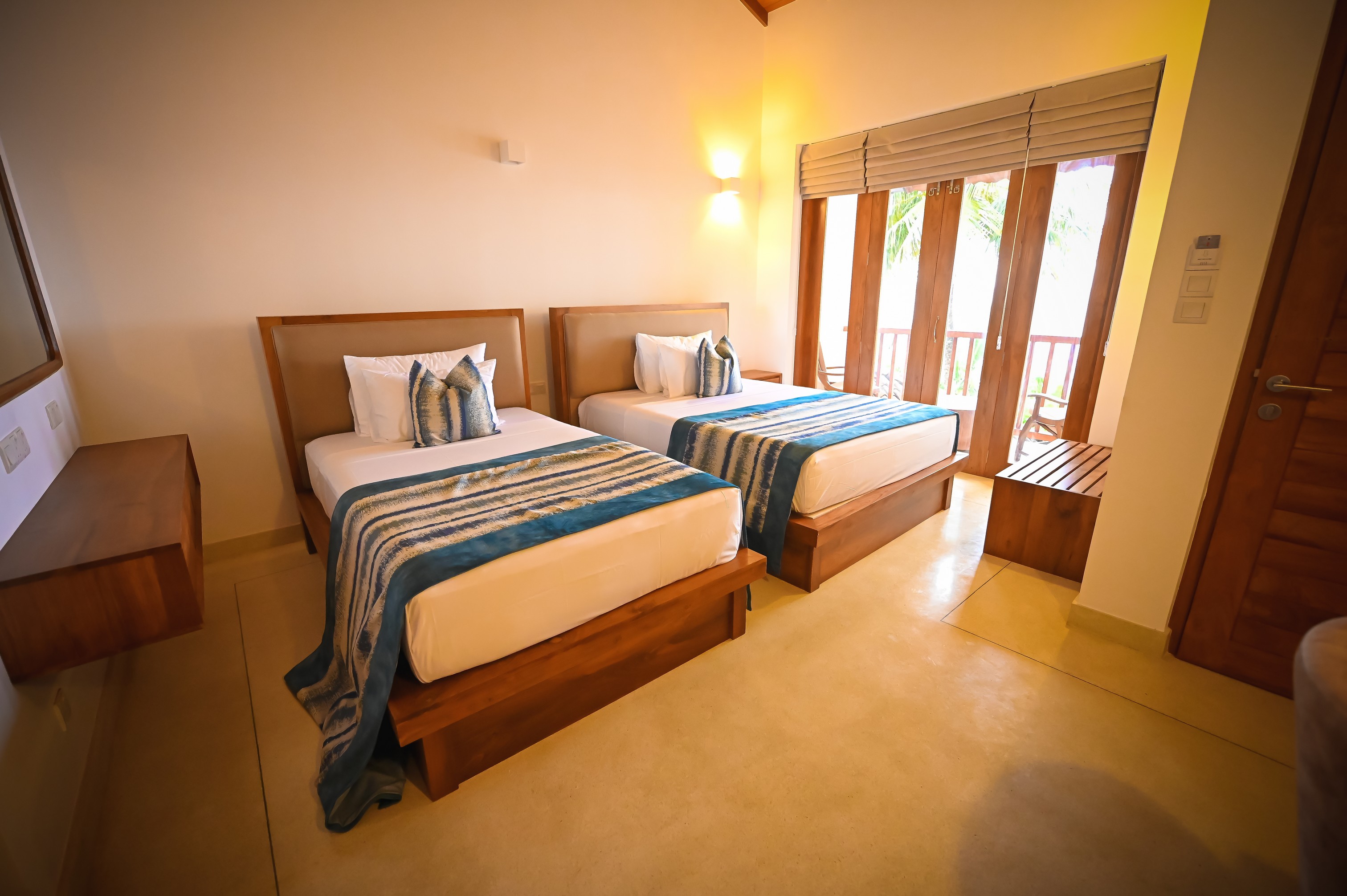 Twin room with two beds and balcony